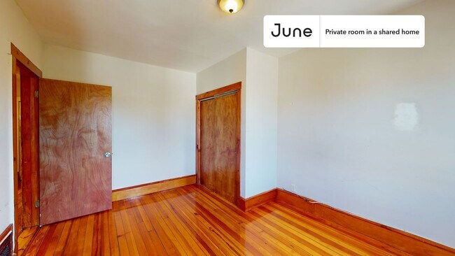 Foto del edificio - Private bedroom in 3 bed/1 bath Home