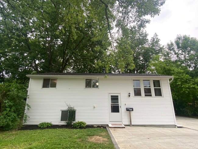 Building Photo - 6095 Jaycox Rd