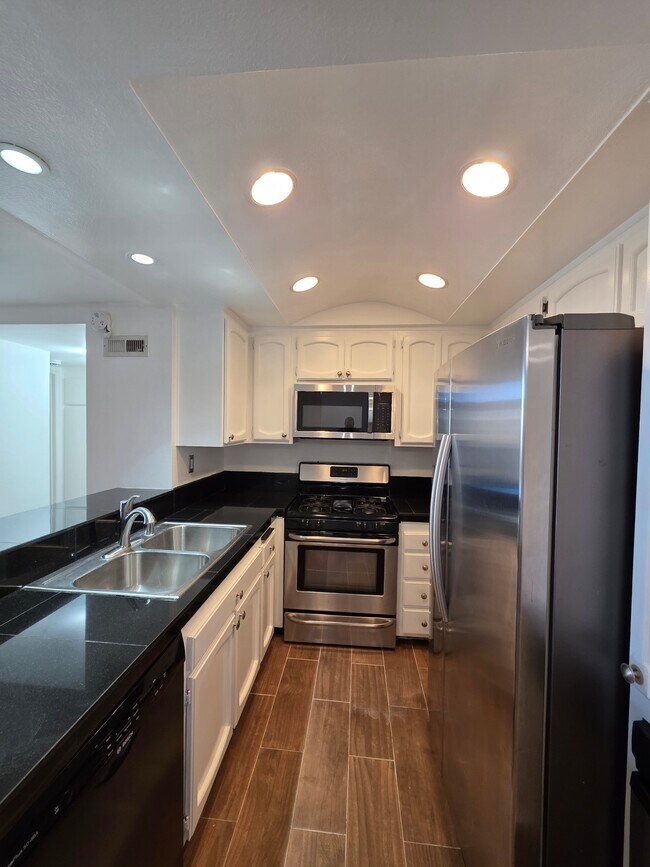 Foto del edificio - 7800 Topanga Canyon Blvd