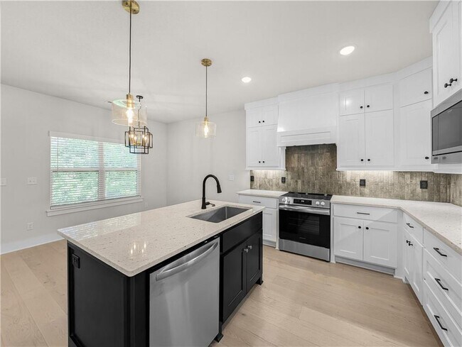 Building Photo - 30 Benwick Ln