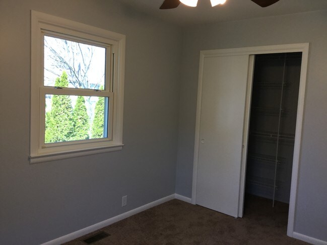 Building Photo - 565 E Chadwick Dr