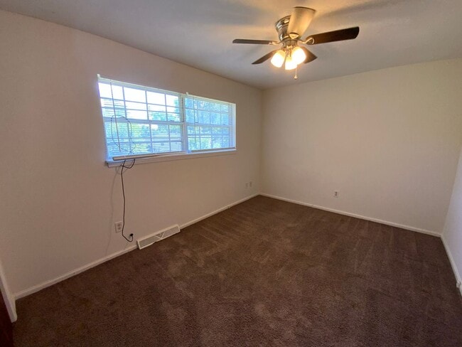 Building Photo - 3 BR/ 1.5 Bath Duplex for rent