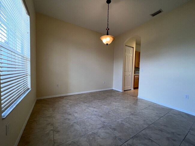 Foto del edificio - 3 BEDROOM, 2 BATH HOME IN THE GATED COMMUNITY OF LAKE FOREST