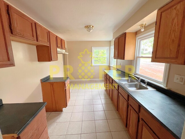 Building Photo - 3 bedrooms 1.5 bathrooms house for rent