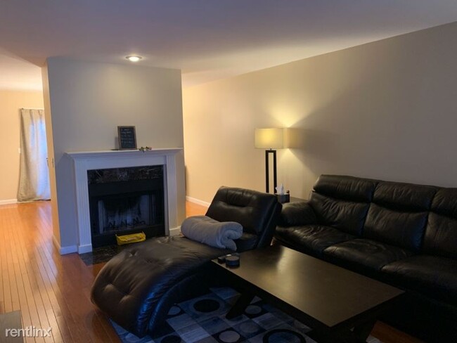 Building Photo - 2 br, 2.5 bath Condo - 11 Steeple Chase Cir