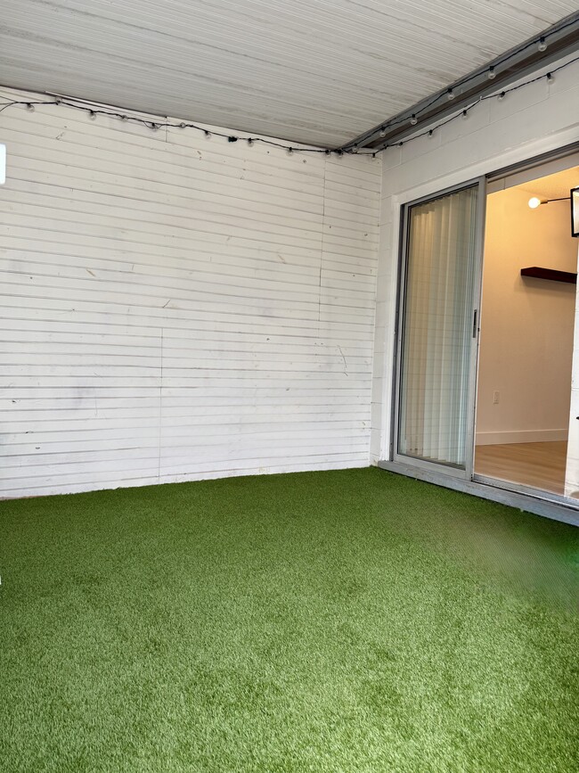 Building Photo - 1684 Martin St