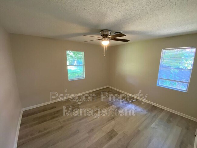 Building Photo - 221 Japonica Ave