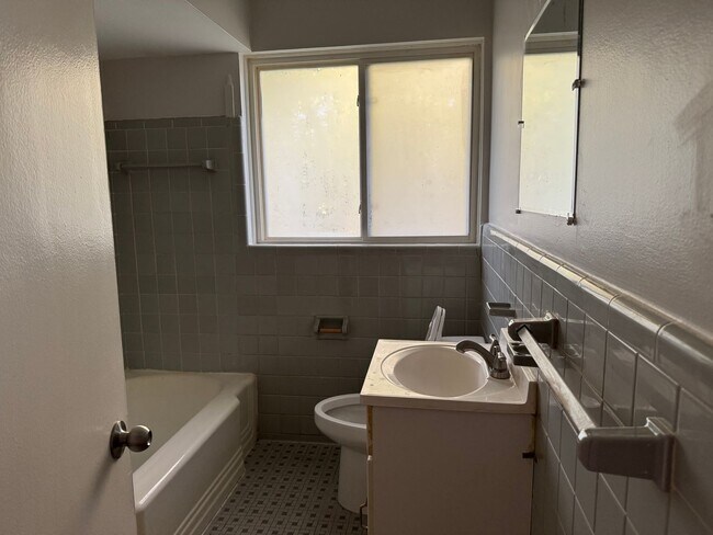 Foto del edificio - Three bedroom home with two bathrooms, fin...