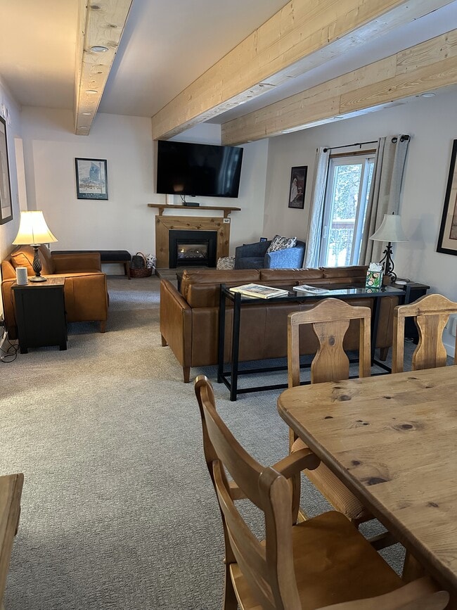 Building Photo - 700 Snowberry Ln