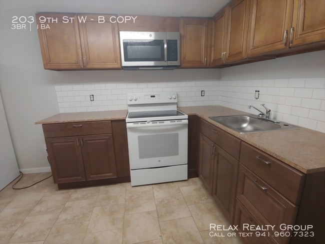 Building Photo - 203 9th St W
