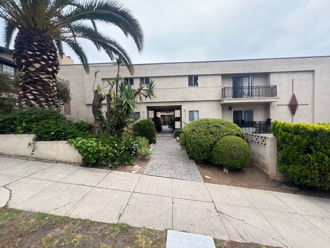 Building Photo - 10350 Almayo Ave