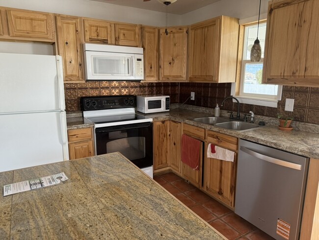 Building Photo - 613 E Fourth St