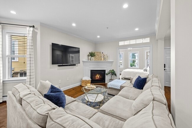 Building Photo - 465 Ashmont St