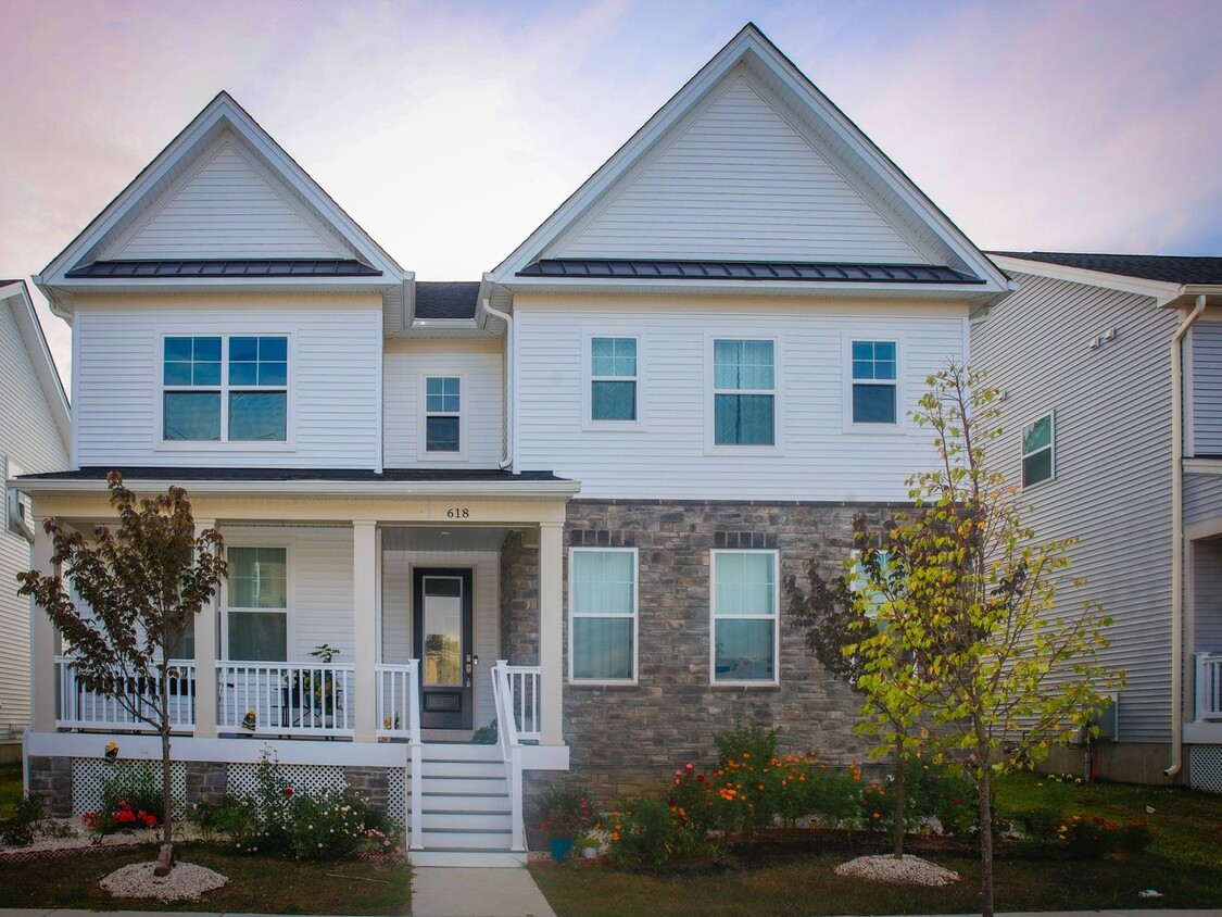 Primary Photo - Beautiful 5 Bedroom, 3 Bath Toll Brothers ...