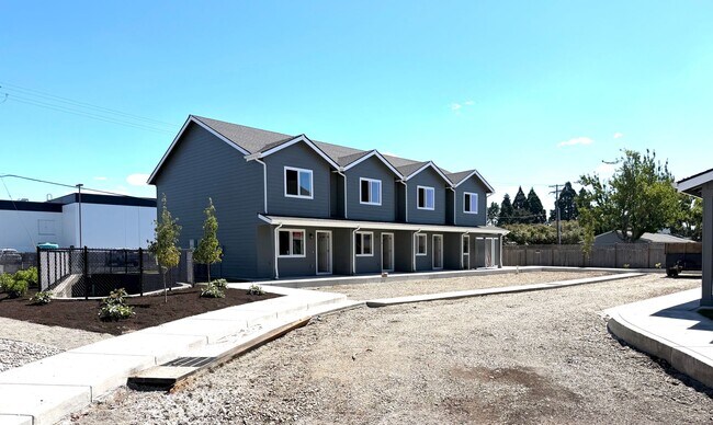Building Photo - 2673-2687 S Cloverleaf Loop