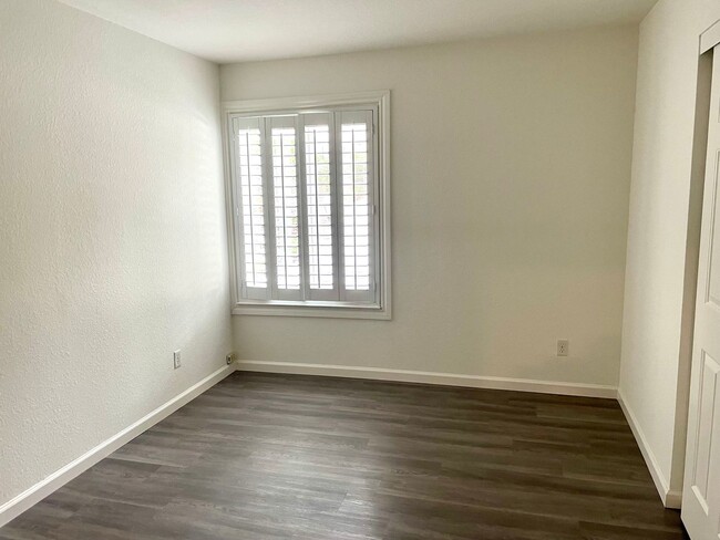 Foto del edificio - Spacious Remodeled Condo in desireable Com...