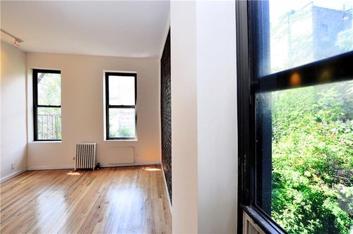 Building Photo - 216 E 11th St