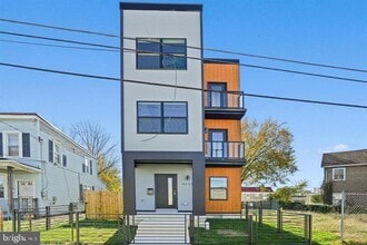 Building Photo - 4421 Kane Pl NE