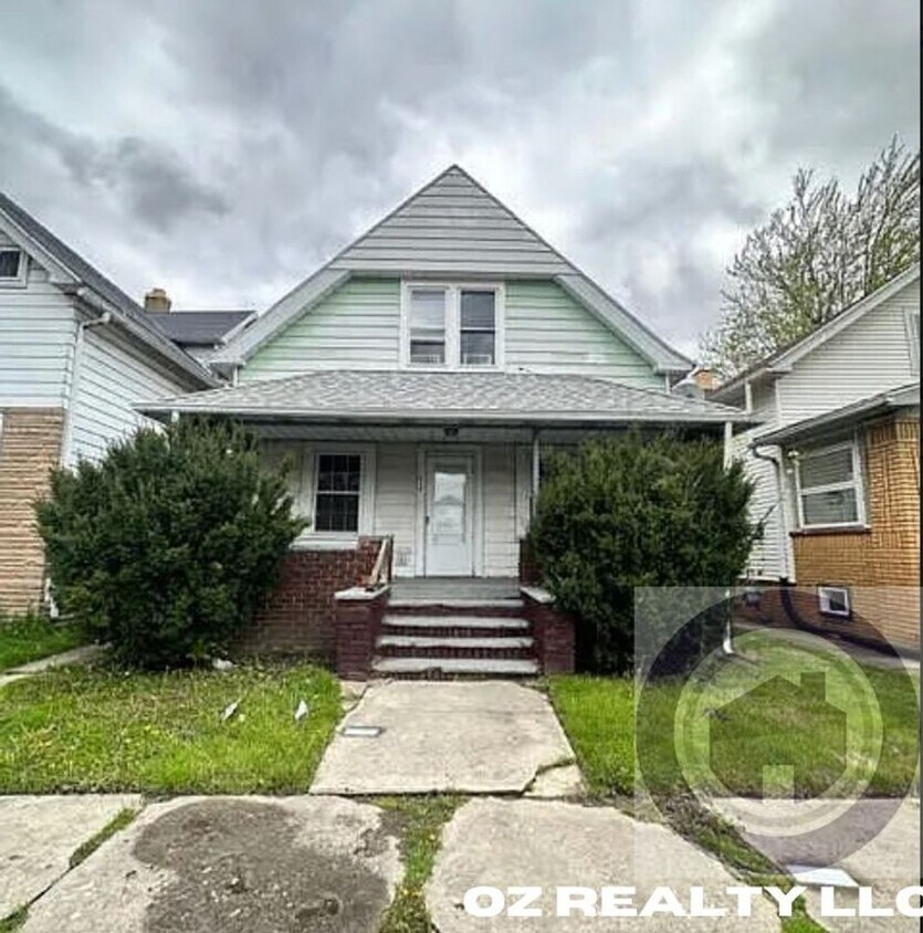 319 E Streicher St Unit Lower, Toledo, OH 43608 Room for Rent in