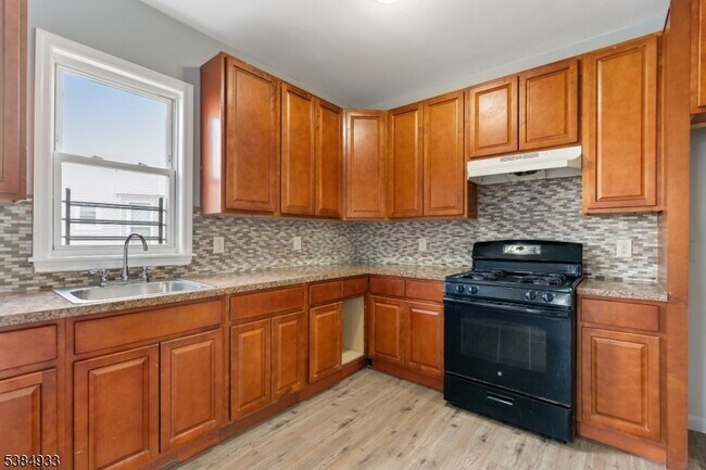 Foto del edificio - 87 Columbia Ave