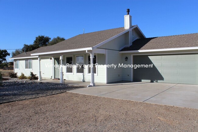 Building Photo - Available Now! Must See 2 Bedroom Home Loc...