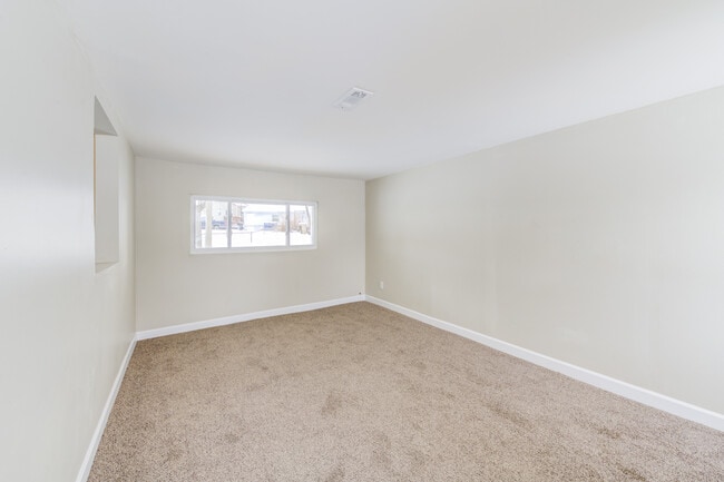 Building Photo - 110 De Smet Dr