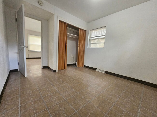 Building Photo - 608 4th Ave