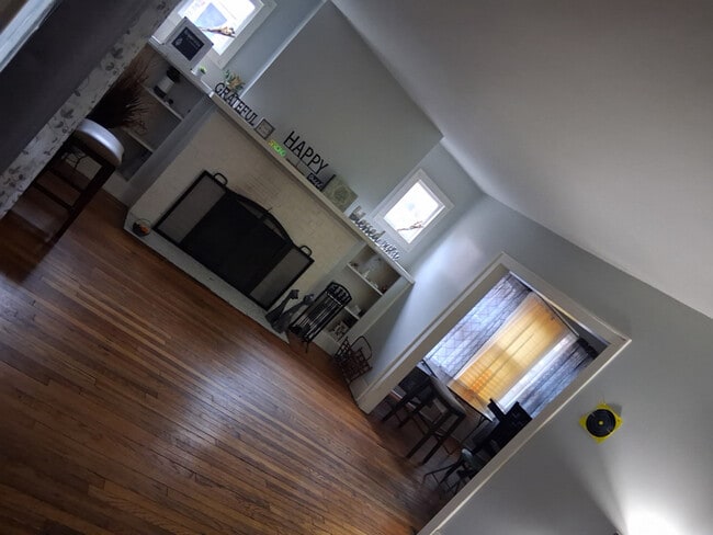 Building Photo - 487 Chalmers St