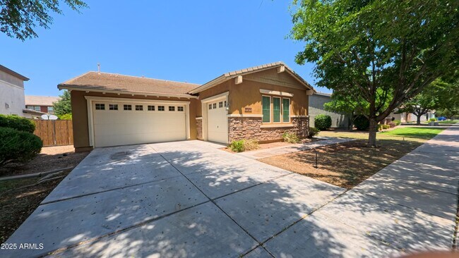 Building Photo - 3742 E Comstock Dr