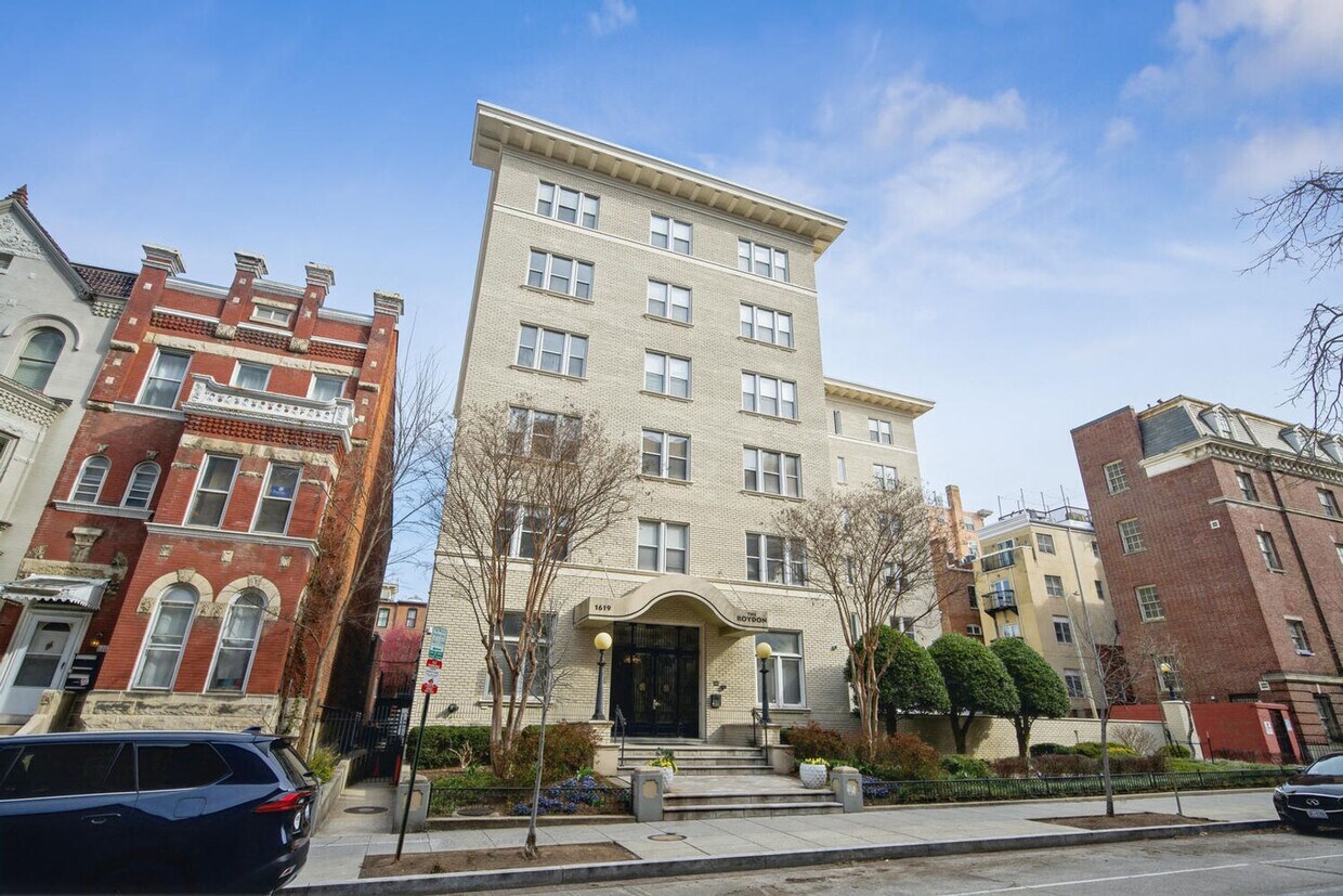 1BR/1BA w/ Private Patio in DuPont Circle! Location, Location, Location! - 1BR/1BA w/ Private Patio in DuPont Circle! Location, Location, Location!