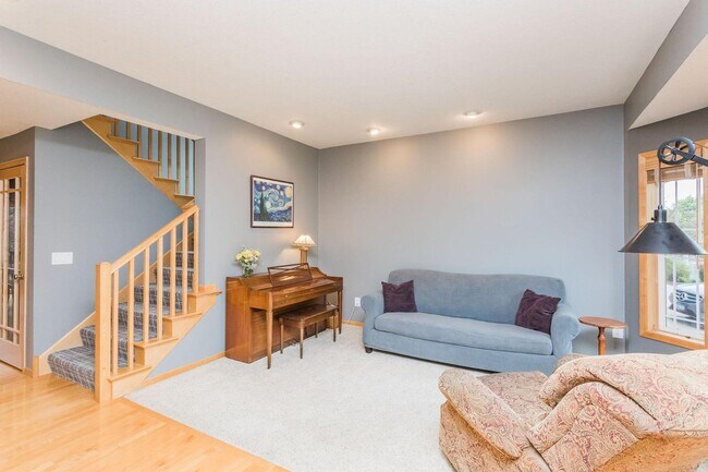 Building Photo - Exceptional 5BR/4BA Two-Story Home with Cu...