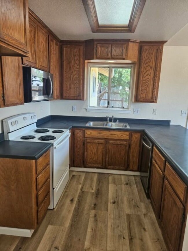 Building Photo - LAkeport Available NOW!