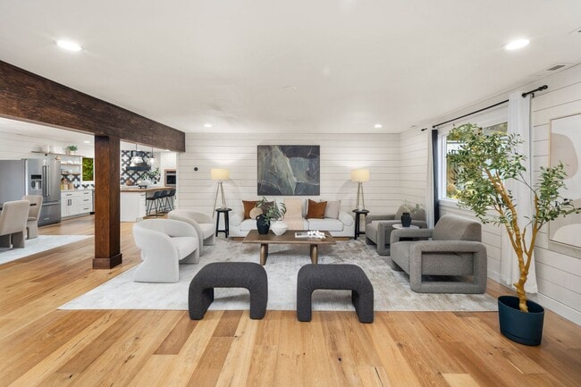 Foto del edificio - Redmond 4BD / 3BA Home with Central A/C on 3 Acres – Available Now