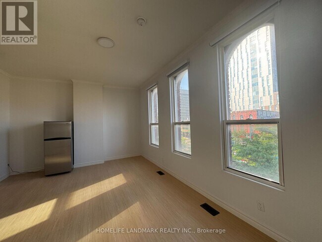 Photo du bâtiment - 440-440 Spadina Ave.