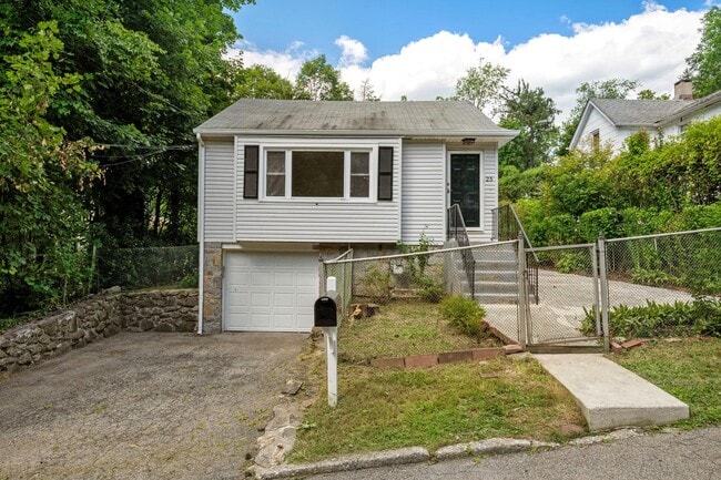 Building Photo - 25 Maple Ave