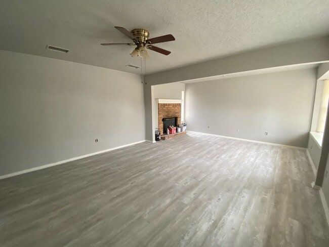 Building Photo - 3 Bed 1 Bath Now Available in east Lubbock