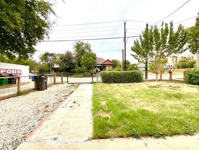 Foto del edificio - Spacious 2-Bedroom Home Steps from Restaur...
