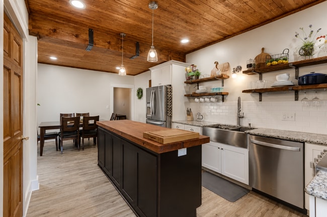 Building Photo - 5 Bed / 2 Bath Home in Portage, WI