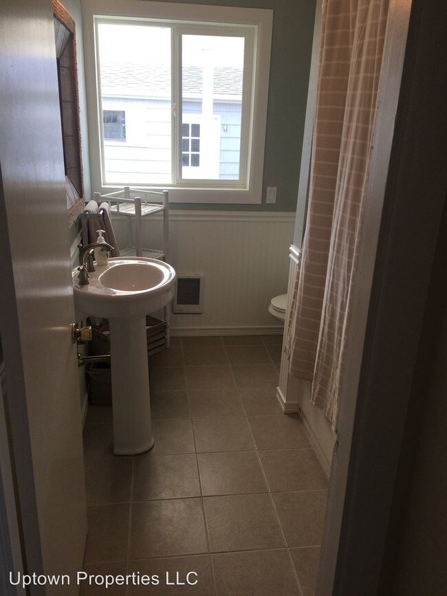 Building Photo - 4 br, 2 bath  - 2164 Beach Dr