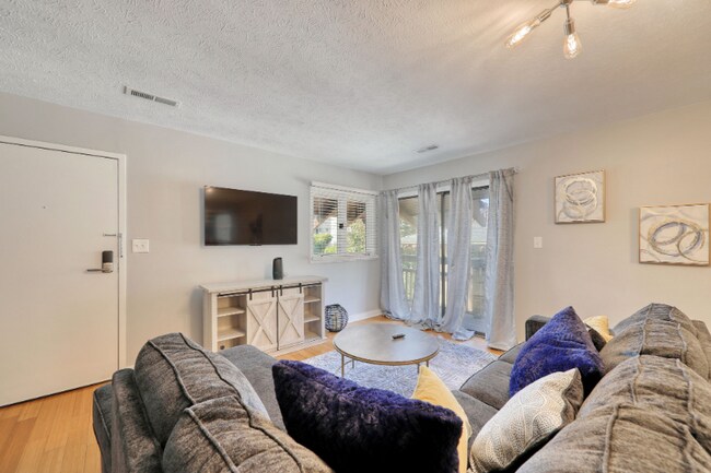 Building Photo - 6813 Porcher Dr