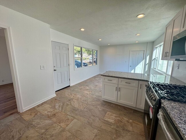 Building Photo - UPDATED 3 bed, 2 1/2 bath in central Lincoln