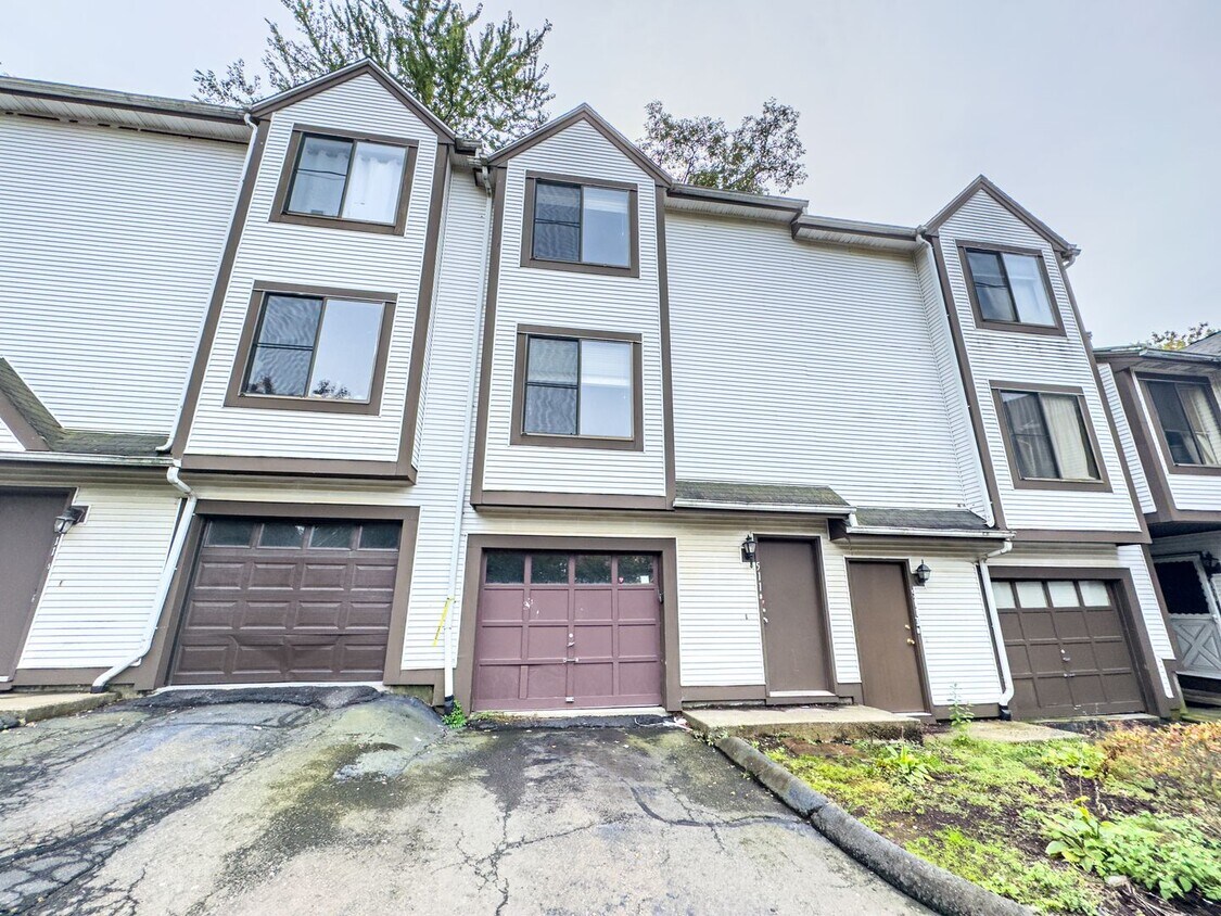 Primary Photo - 2 Bed 1.5 Bath Condo with Quick Access To ...