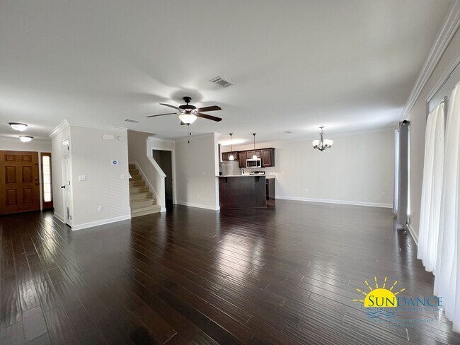 Building Photo - Stunning 3 Bedroom Home in Shalimar!