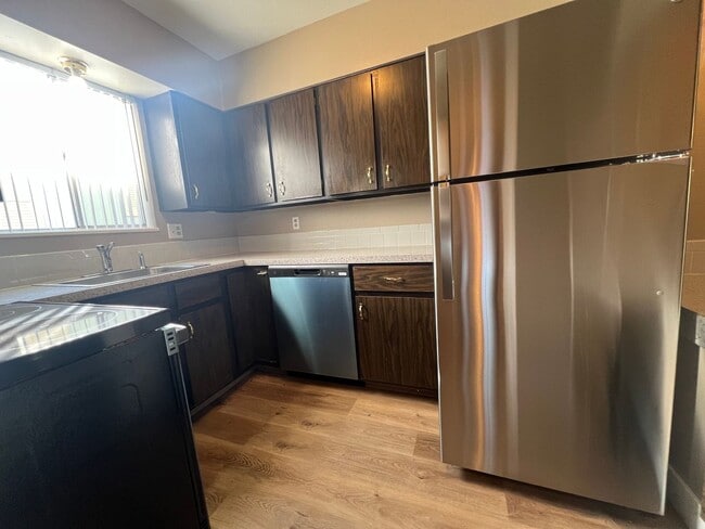 Building Photo - Renovated 2 Bedroom 1 Bathroom Unit!