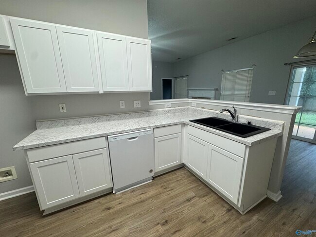 Building Photo - 121 Bambi Ln