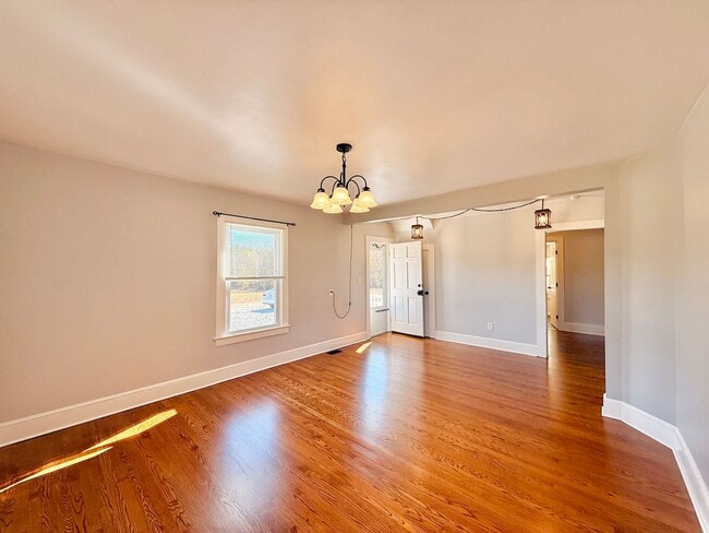 Building Photo - Charming 3 Bedroom Home for Rent!