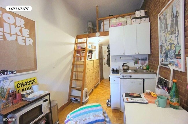 Building Photo - 103 W 70th St