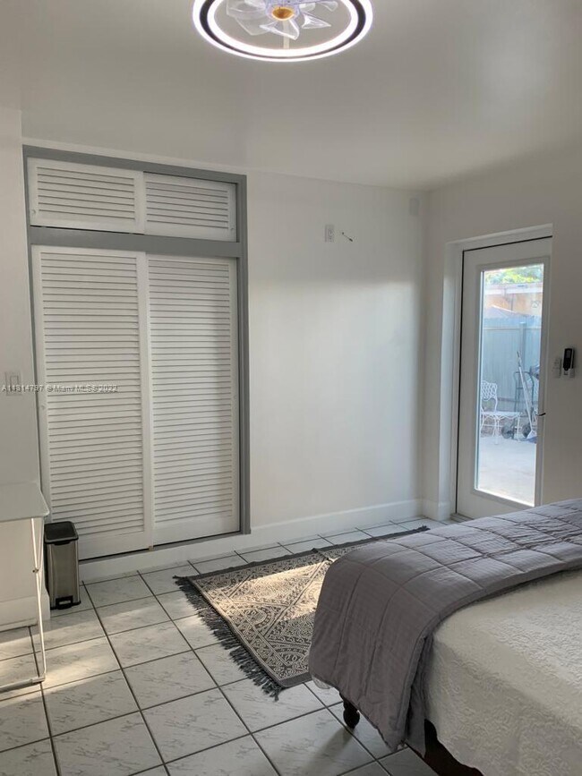 Building Photo - 12031 SW 41st Dr