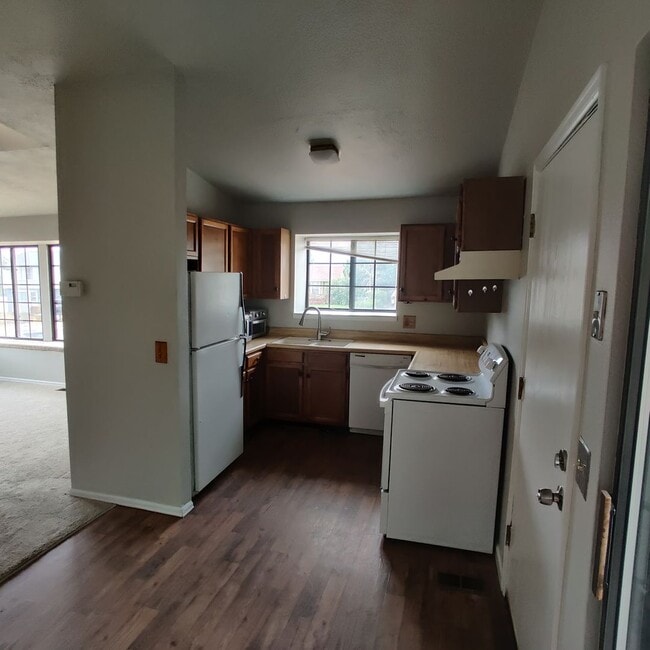 Building Photo - Beautiful 3 bedroom, tri-level home availa...