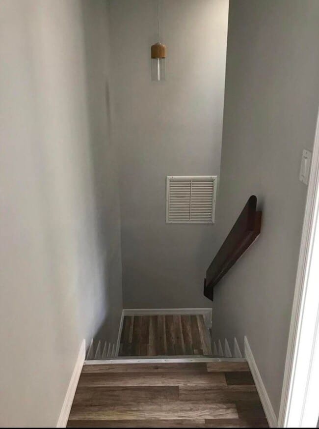 Building Photo - 560 NE 48th St